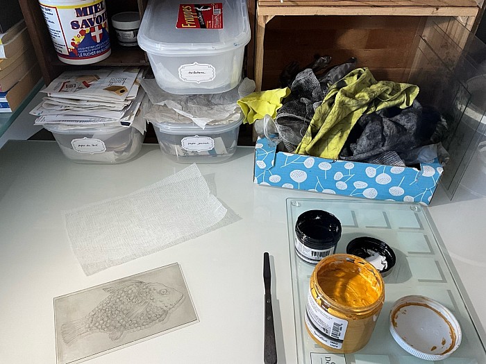 Atelier de gravure - Le poste d’encrage - les encres, la tarlatane, les chiffons, le papier de soie…